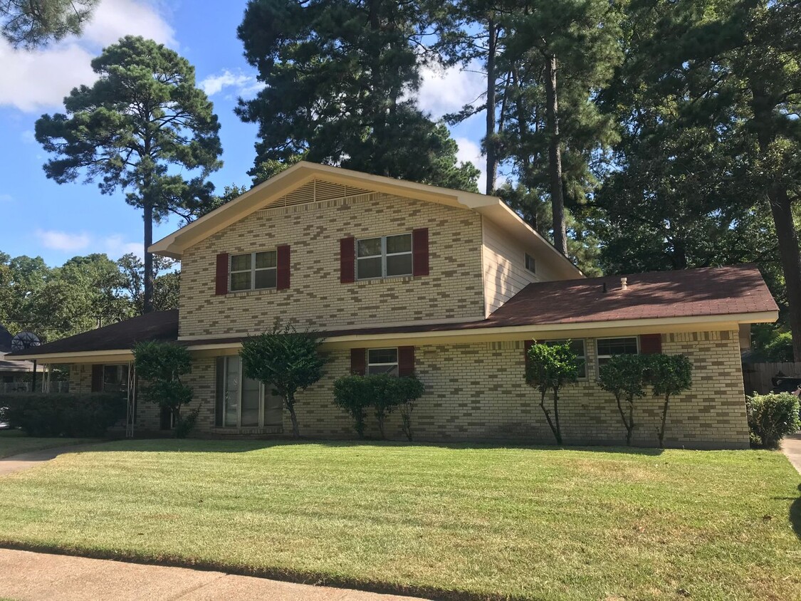 Primary Photo - Large Home off Line Ave.....