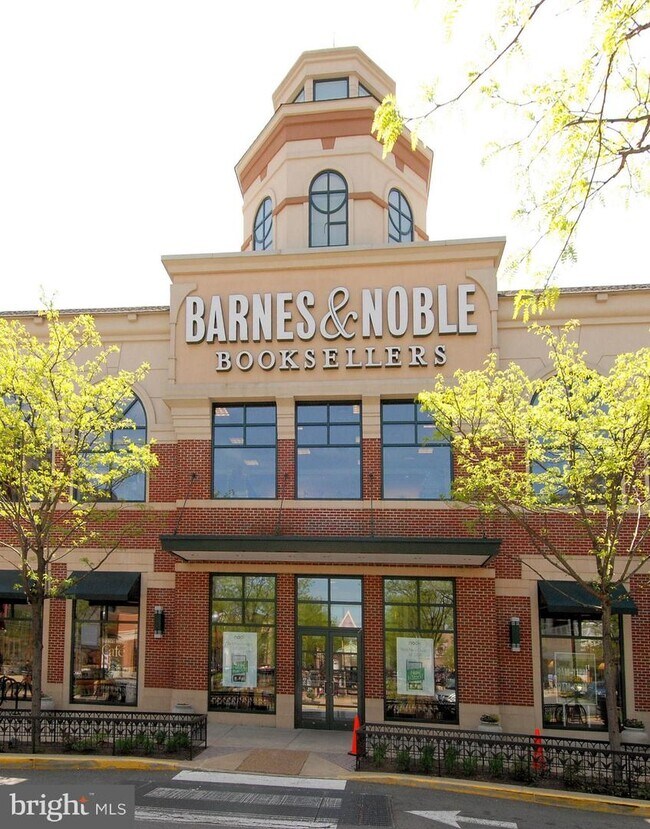 Building Photo - 900 N Garfield St