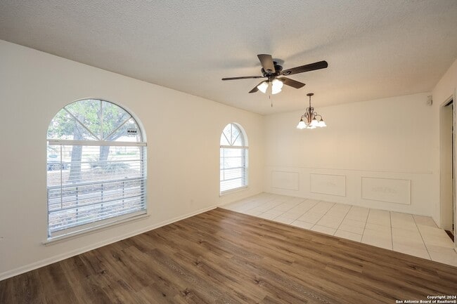 Foto del edificio - 3647 Pinebluff Dr