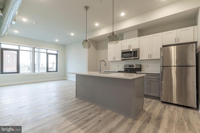 Building Photo - 2440 Kensington Ave