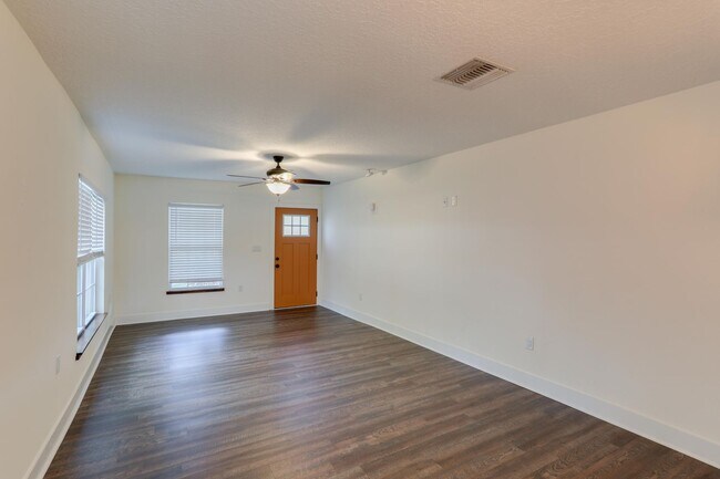 Building Photo - 1226 E Gore St