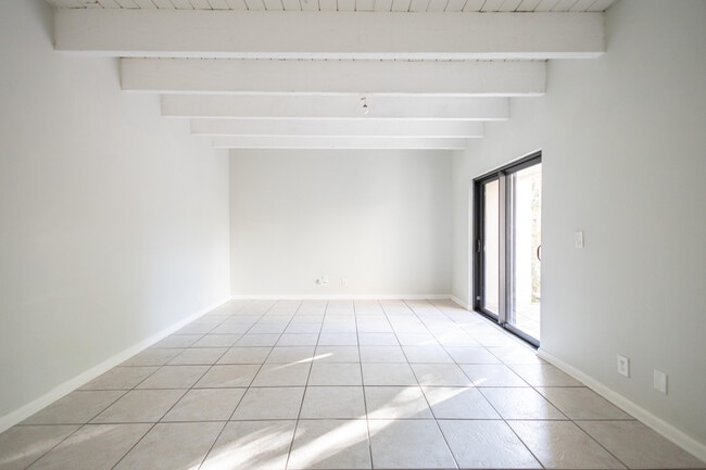 Foto del edificio - 1640 Shaker Cir