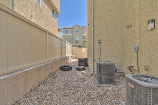 Foto del edificio - **$800 OFF MOVE IN BY 12/12/25**3-Story Home with Private Bathrooms and Strip View