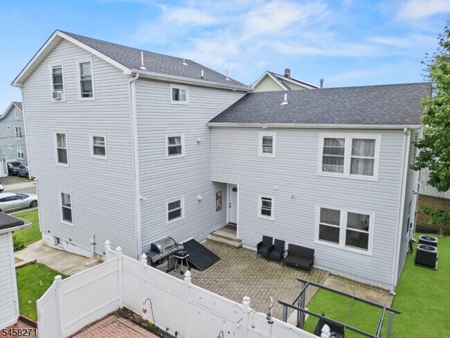 Foto del edificio - 97 Cedar Hill Ave