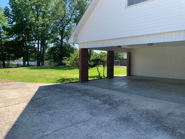 Building Photo - Single Family 4 BR 3.5 BA 0.7 Acres Water Front