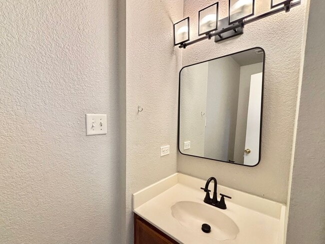 Building Photo - Spacious 3 beds, 2.5 baths in Bristol Forest!
