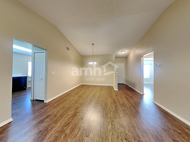 Foto del edificio - 422 Abigail Rd