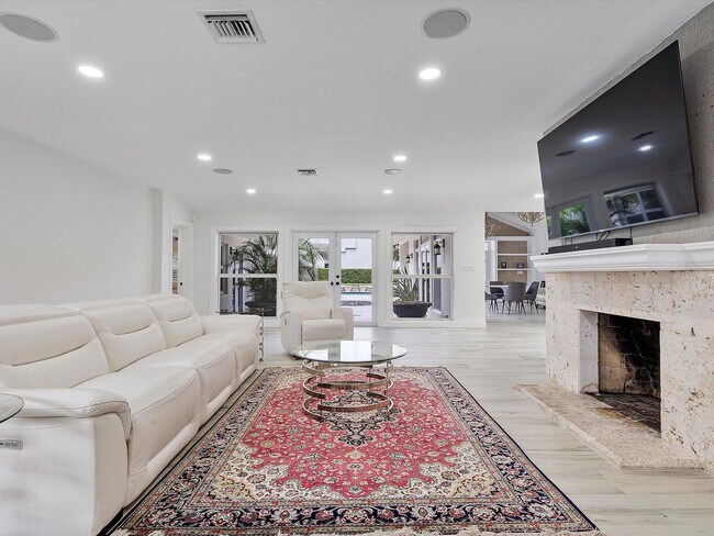 Building Photo - 411 Poinciana Dr