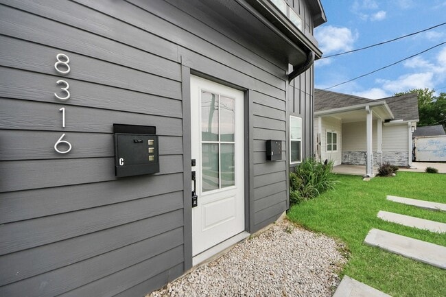 Foto del edificio - 8316 Corinth St