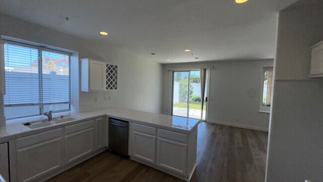 Foto del edificio - 3 bedroom East Side Costa Mesa Townhome