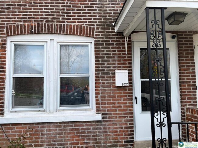 Foto del edificio - 822 E 8th St