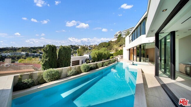 Foto del edificio - 8765 Hollywood Blvd