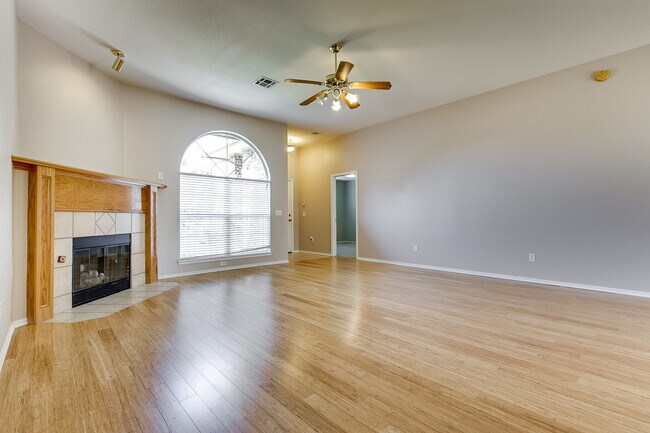 Building Photo - Edmond Schools + 4 bedrooms