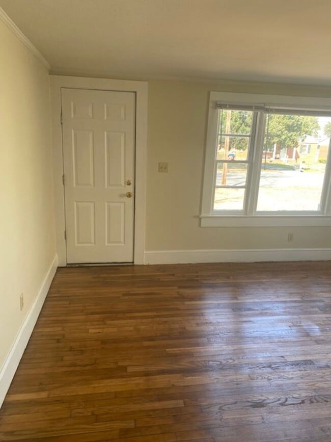 Building Photo - Cute and Cozy Rental