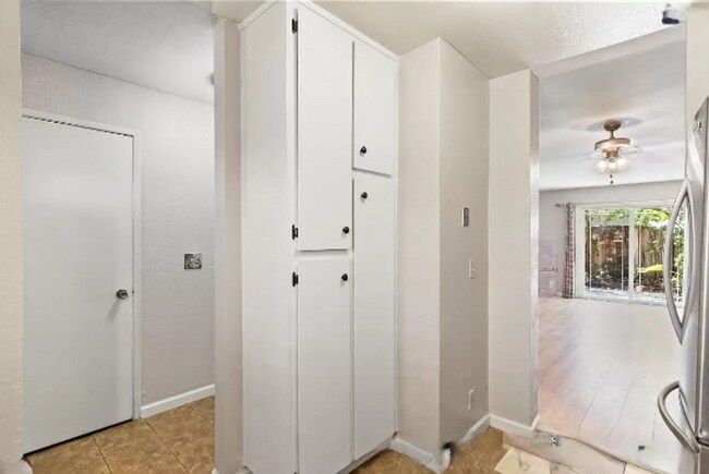 Building Photo - Available now!! 2 bedroom 2.5 bathroom in ...