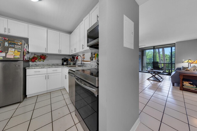 Building Photo - 5160 Las Verdes Cir