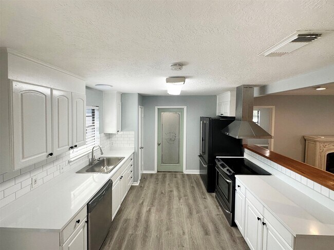 Foto del edificio - 320 Holiday St