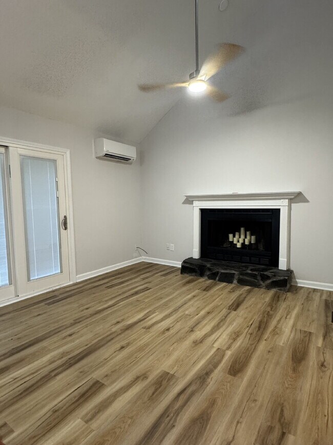 Foto del edificio - Completely Renovated Duplex with Garage Av...