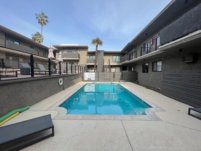 Foto del edificio - 10740 Woodbine St