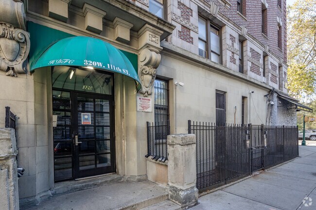 Entrada - 256-258 Manhattan Ave