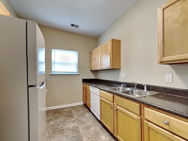 Building Photo - One Month Free Rent! Great 3 bedroom home ...