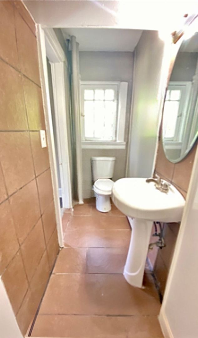 Foto del edificio - 10 minute walk to UC!!