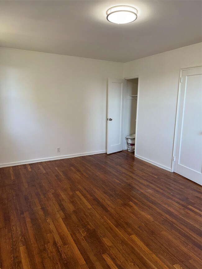 Foto del edificio - 237 N Broadway