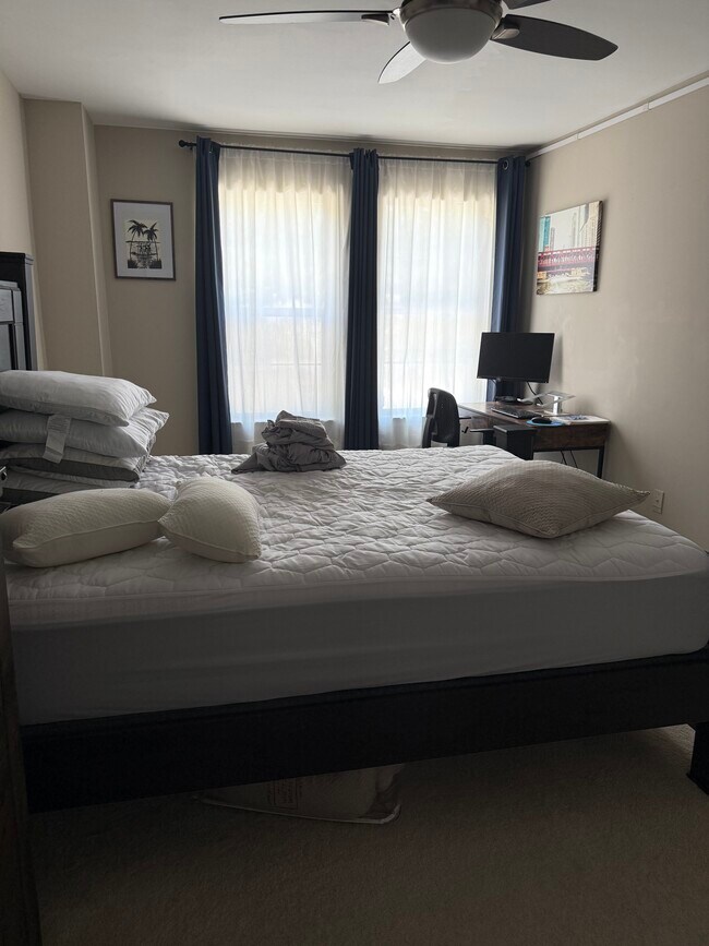 Un pequeño escritorio en la habitación. - 3732 Monmouth Pl
