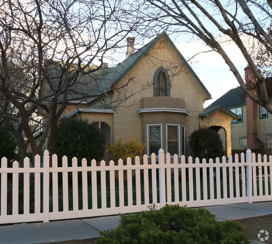 Building Photo - Estelle's Guest House