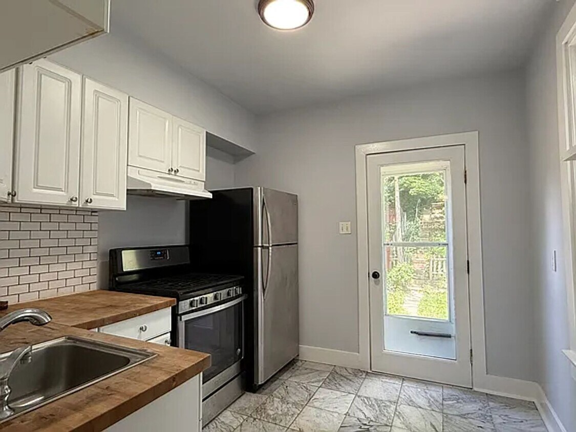 Foto del edificio - Charming 3-Bedroom Brick Row Home in Desir...