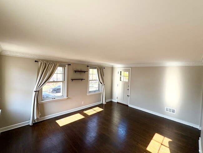 Building Photo - 2216 Lefeber Ave