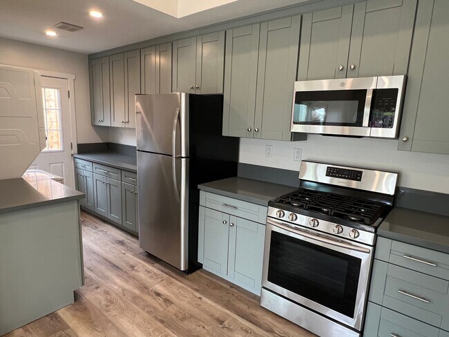 Building Photo - West 10th Escondido Triplex