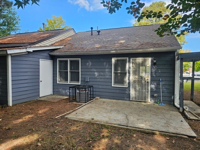 Building Photo - Move in special! 2 bedroom 2 bath duplex