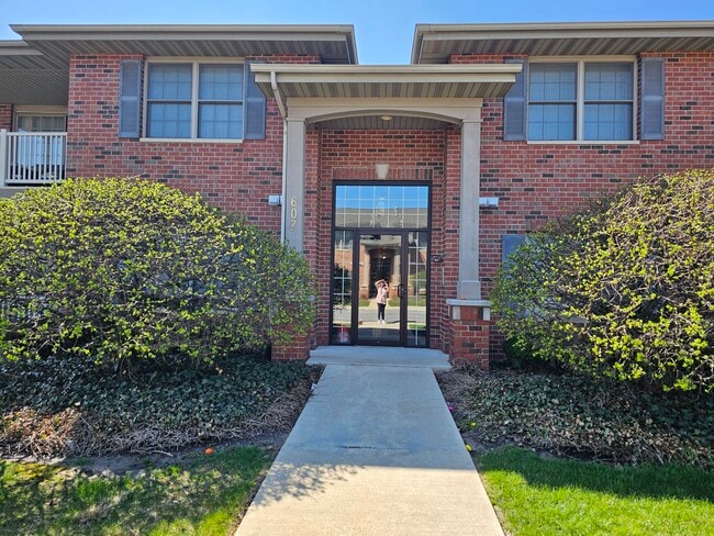 Building Photo - 607 Cambridge Ct