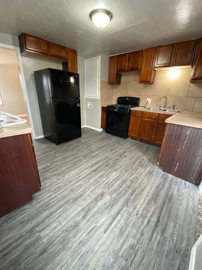 Building Photo - Spacious 3 Bedroom House