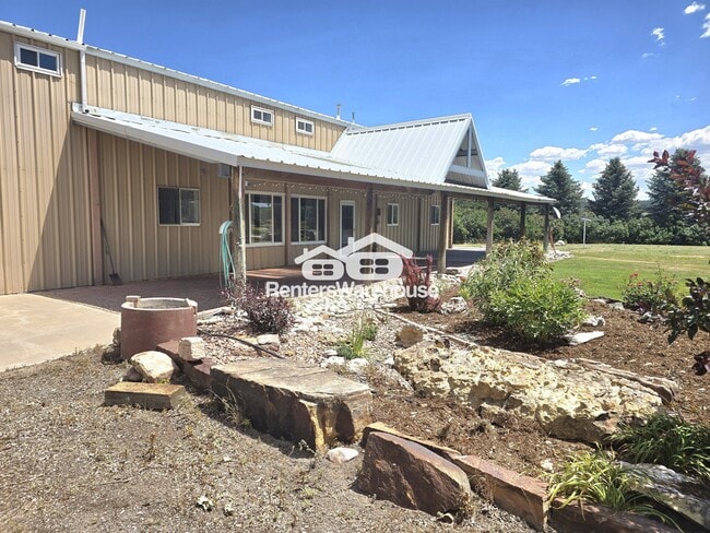 Building Photo - 999 Castlewood Dr
