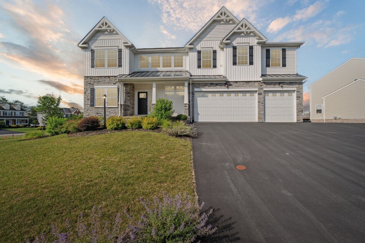 Primary Photo - *Beautiful & Spacious 5BD/5BA Single-Famil...