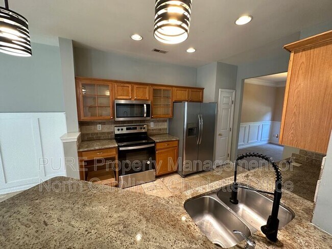 Foto del edificio - 6033 Queens Walk Ct