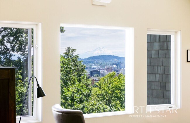 Foto del edificio - Stunning Views Close in NW Portland