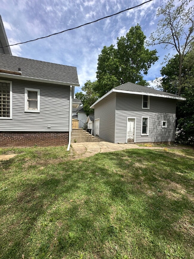 Building Photo - 747 Parker Ave