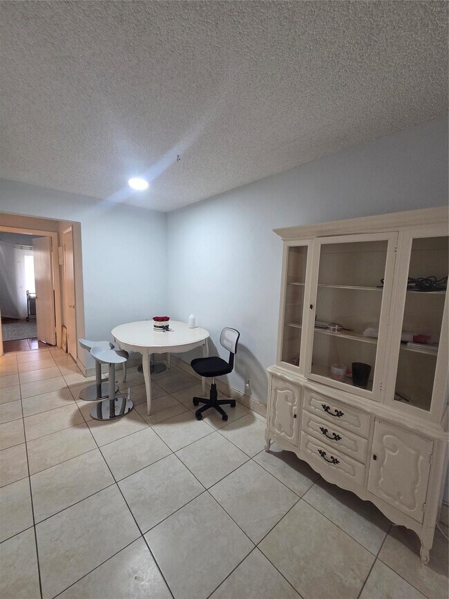 Foto del edificio - 2000 NE 51st Ct