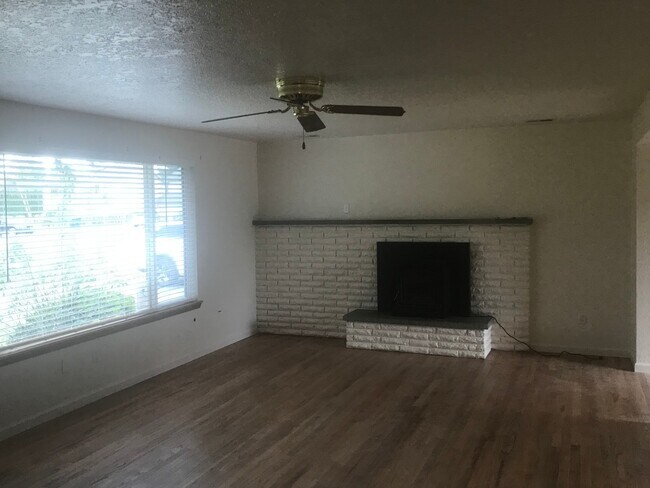 Foto del edificio - 3 Bed 1.75 Bath SFR Rambler Everett