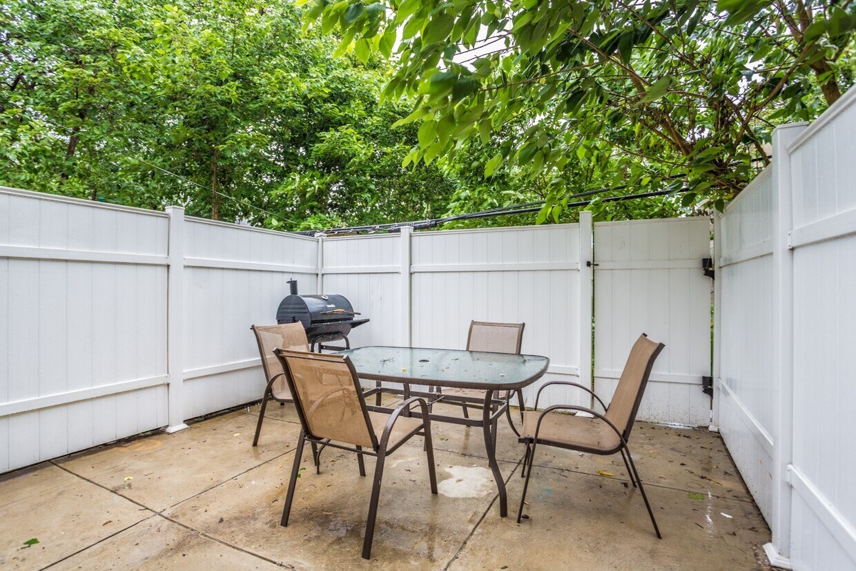 Primary Photo - AMAZING 3 Bedrooms 2 Bath + Den in Univers...