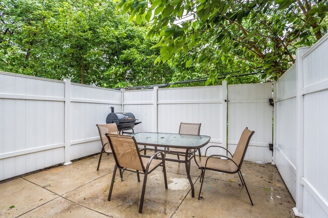 AMAZING 3 Bedrooms 2 Bath + Den in Univers... - AMAZING 3 Bedrooms 2 Bath + Den in Univers... House