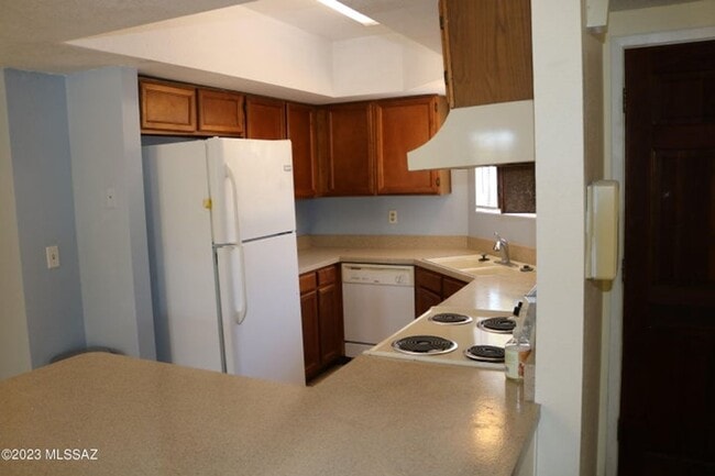 Building Photo - Super Northwest Location! Lovely spacious 3 bedroom, 2 bath home with large back yard