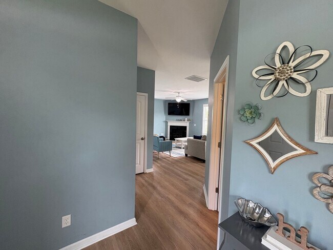 Building Photo - 3bd/2.5ba home with flexible Lease Length