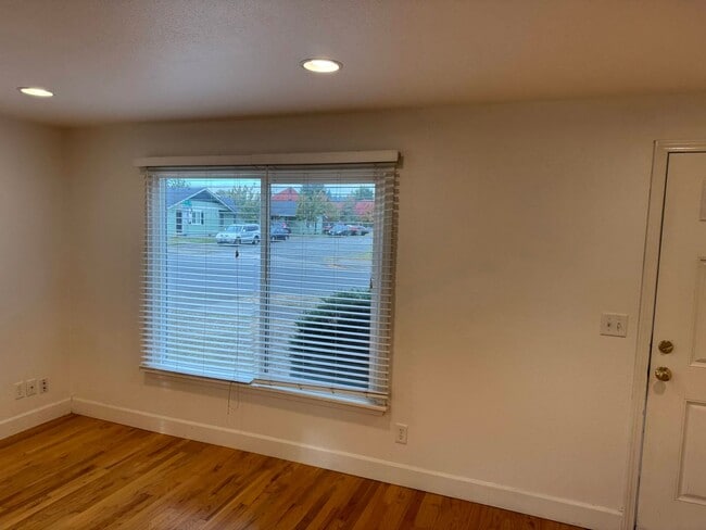 Building Photo - 2 Bedroom Duplex in S. Eugene/Campus Area Eugene