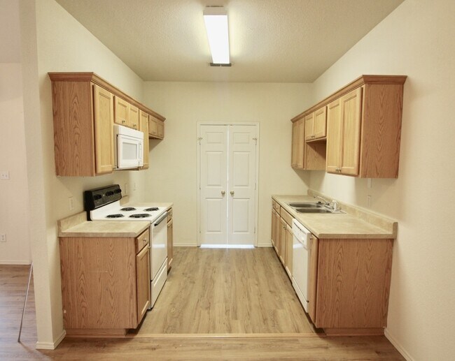 Building Photo - FOR LEASE! Nice 3 BR - 2 BA - 1,062 sf dup...