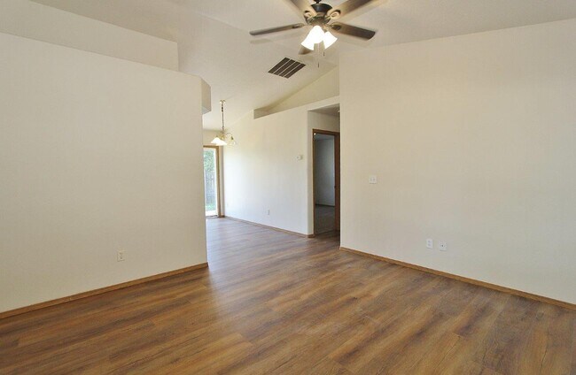 Foto del edificio - 978 Johnson Dr