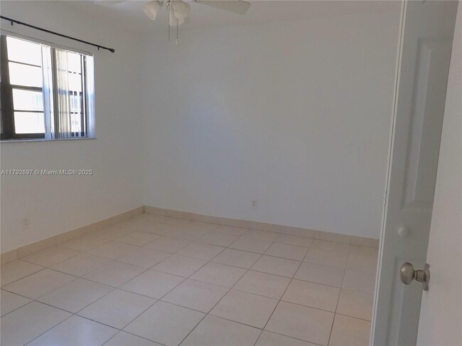 Foto del edificio - 1680 Harding St